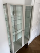 Vetrina IKEA Stockholm - grigia con finiture in rovere