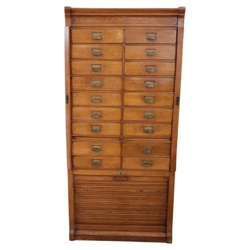 Archivador con 18 cajones y puerta corredera en madera de roble, Italia, década de 1920