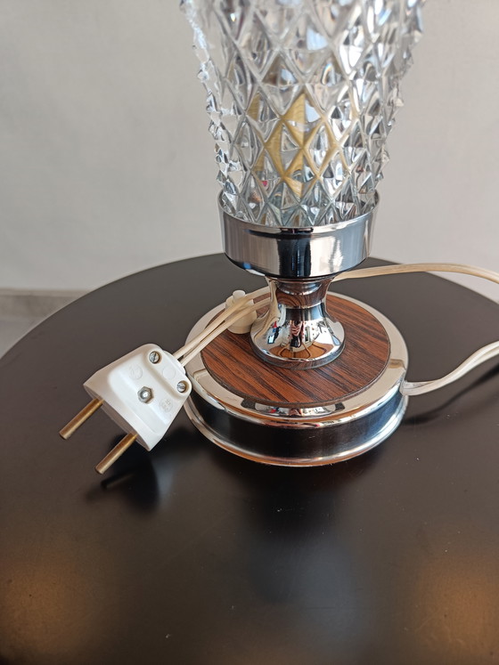 Image 1 of Lampada da tavolo italiana vintage con paralume in vetro pressato, base in cromo e legno, anni '70.