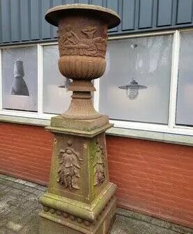 Grote oude gietijzeren plantenbak op sokkel, Bruin, Vintage (foto 3 van 7)