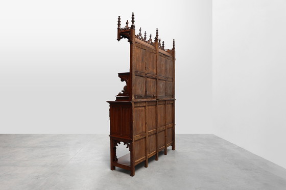 Image 1 of Rare grande armoire néogothique en chêne du début du 19e siècle, sculptée à la main