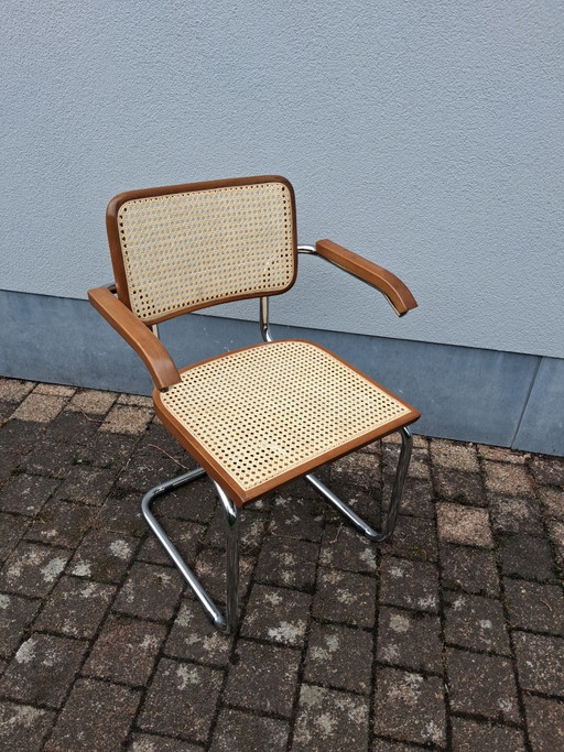 Silla modelo Cesca con reposabrazos