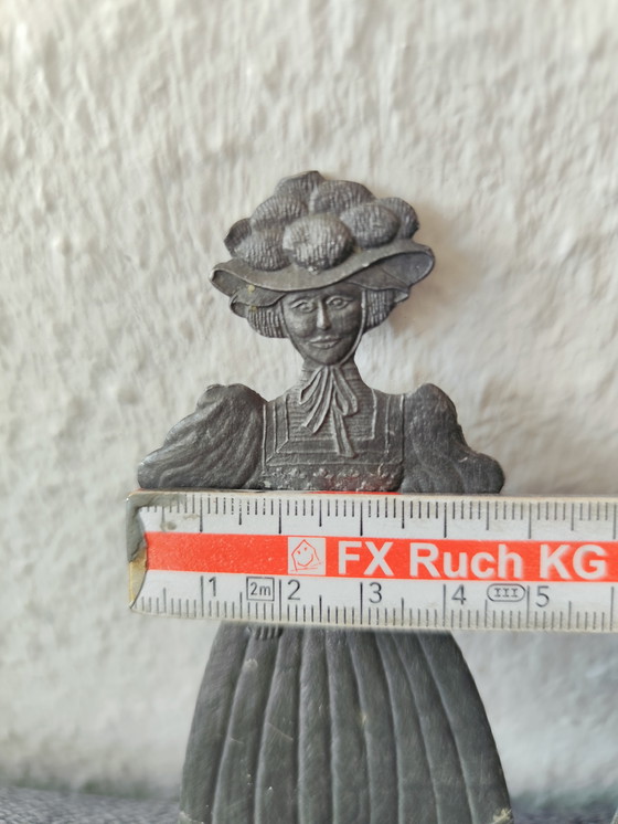 Image 1 of Platte metalen beeldjes uit het Zwarte Woud – vintage – handgemaakt – zeldzaam – ca. 12 cm