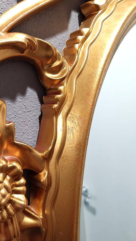 Image 1 of Verkaufe einen eleganten Wandspiegel im Barock/Rokoko-Stil, mit reich verziertem ovalen Rahmen und Goldfinish.
