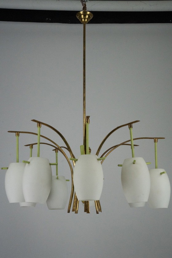 Image 1 of 9-armiger Messing-Kronleuchter aus der Jahrhundertmitte mit grünem Lack und Opalglas. Italien 1950er Jahre