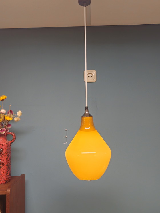 Image 1 of Suspension vintage en verre jaune ambré
