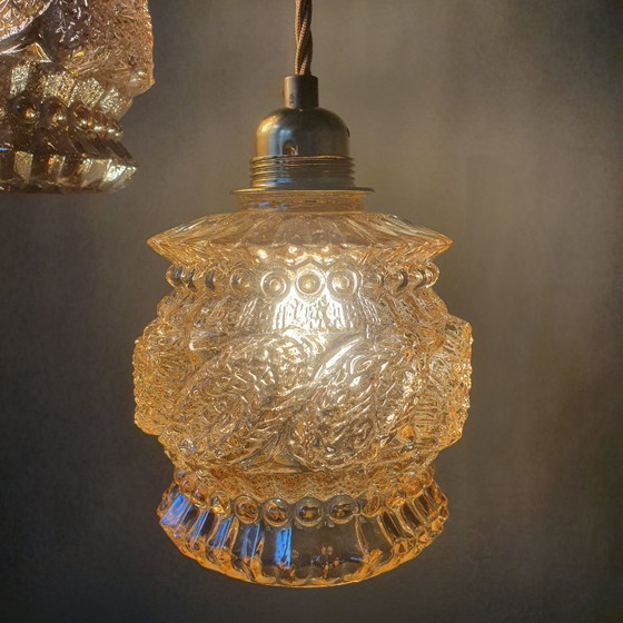 Image 1 of Set van 2 Vintage getextureerde rose / amber getinte hanglampen - midcentury design. 
