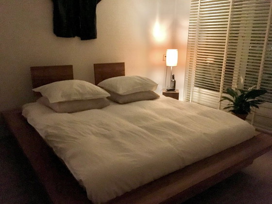 Een bed dat je niet hoeft weg te stoppen. – Tweepersoonsbedden, Wood (photo 5 of 5)