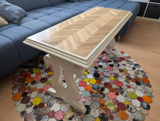 Pezzo unico realizzato a mano: tavolino da caffè con parquet in rovere a spina di pesce e curve eleganti