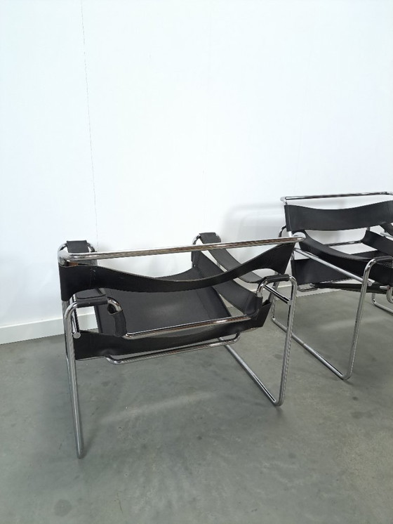 Image 1 of Réplica de la silla Wassily con cuero negro y cromo