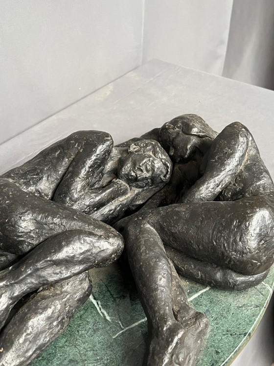 Bronze sculpture of three reclining figures on marble base, Green, Figuratief (photo 4 of 8)