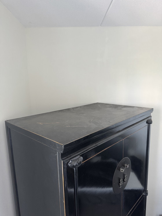 Antiker chinesischer Schrank, schwarz – 105 x 61 x 182 cm – Schränke, Metal, Wood (photo 6 of 14)