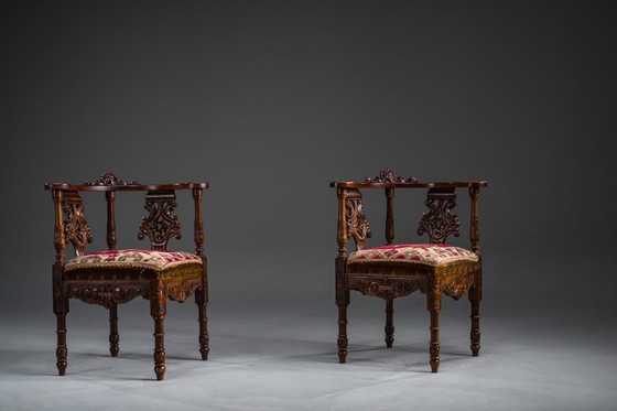 Image 1 of Italienische Eckstühle im Stil der Renaissance des 19. Jahrhunderts aus geschnitztem Nussbaumholz, 2er-Set