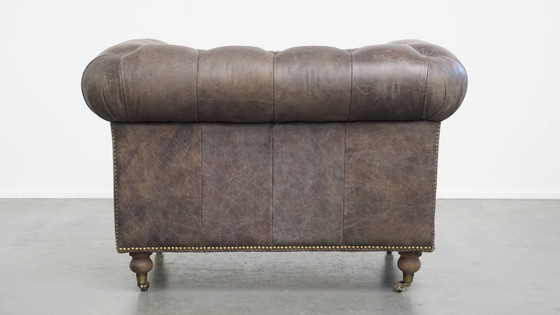 Image 1 of Grijze rundleren chesterfield clubfauteuil in Engelse stijl op wieltjes