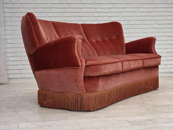 Image 1 of Deense driezitsbank uit de jaren 70, gebogen model, roze meubelvelours.