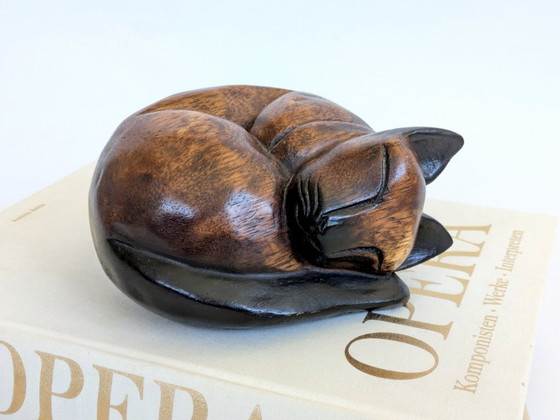 Image 1 of Serre-livres/presse-papiers en teck, style scandinave, représentant un chat siamois endormi.