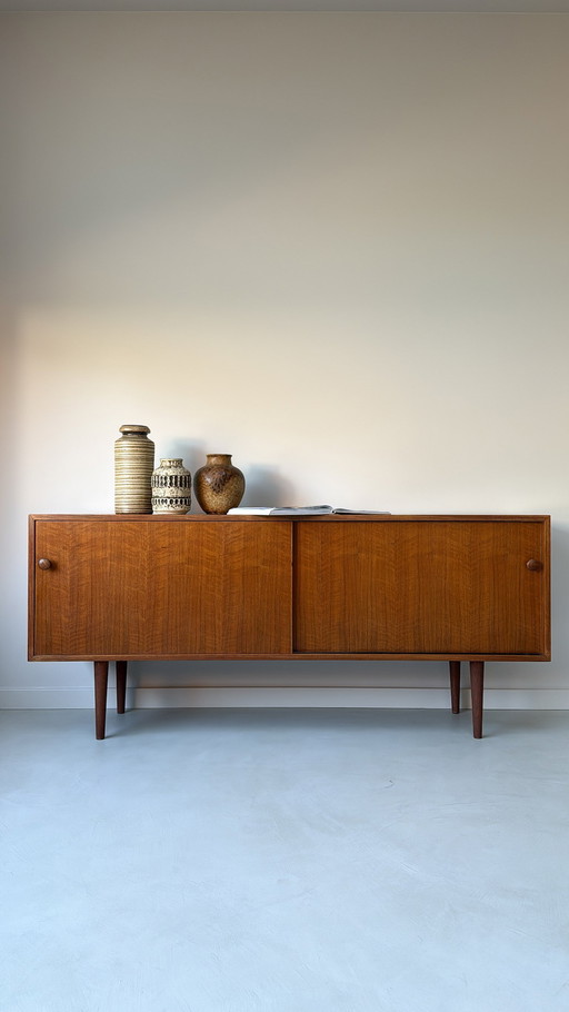 Buffet vintage en bois avec portes coulissantes