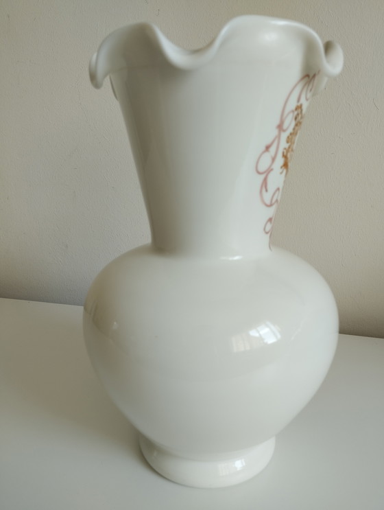 Image 1 of Vaso in opalino bianco con medaglione dorato