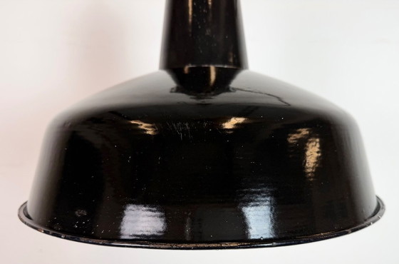 Image 1 of Industriële zwarte geëmailleerde fabriekslamp met gietijzeren bovenkant, jaren 50