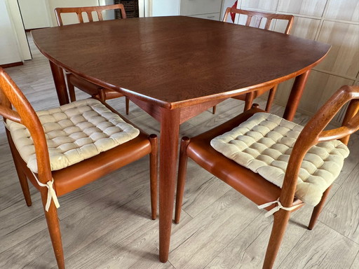 Table de salle à manger extensible de style danois vintage avec 4 chaises