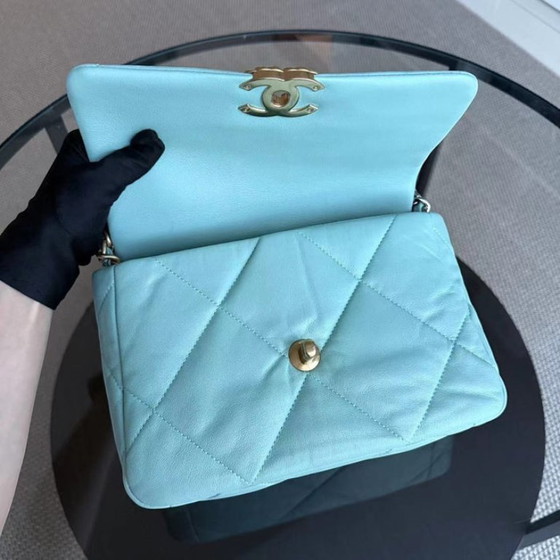 Image 1 of Chanel Small 19 Tas C19 Gewatteerd geitenleer Tiffany Blue Tweekleurig Gouden Hardware Serie 29