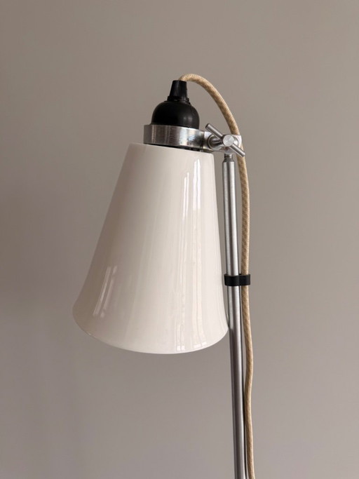 Lampada da terra originale BTC England con paralume in porcellana bianca.