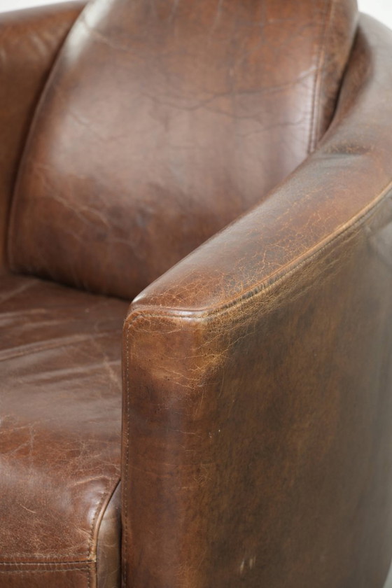 Image 1 of Karaktervolle en stoere donker cognac bruine rundleren Aviator design fauteuil/ armchair met een interessante vorm