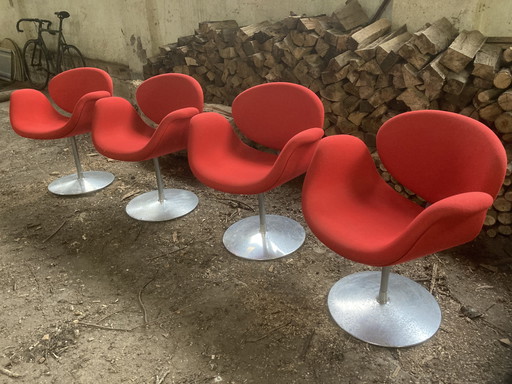 4X Artifort Tulip Eetkamer Stoelen Van Pierre Paulin, Bijpassend 1X Ronde Eettafel Artifort