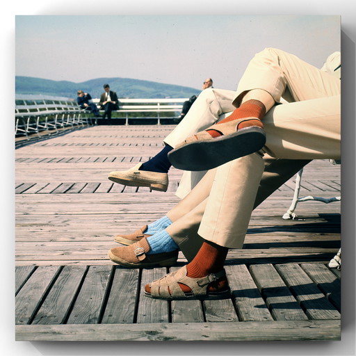 1 paio di scarpe Mid Century nel mazzo, 1973 | Colori anni '70 minimalisti