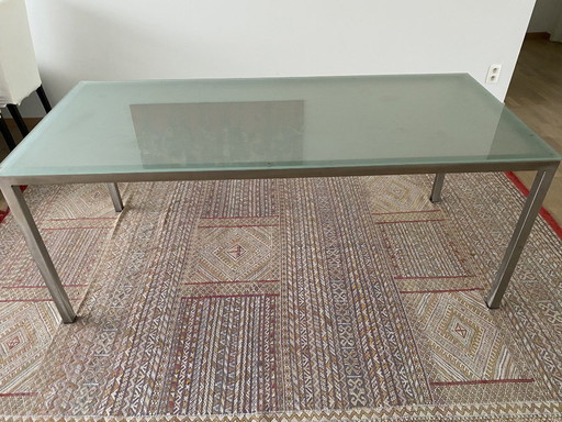 Table design The Conran Shop Paris — verre dépoli et métal brossé