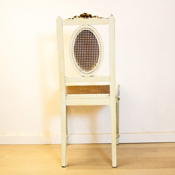 Image 1 of Lodewijk XV-stijl stoel met gebroken wit en gouden details, jaren 1930