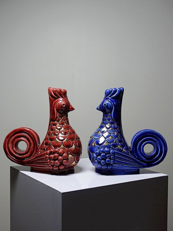 Image 1 of Par de candelabros de cerámica vidriada con forma de gallo, firmados por A.G. Roger, 1948.