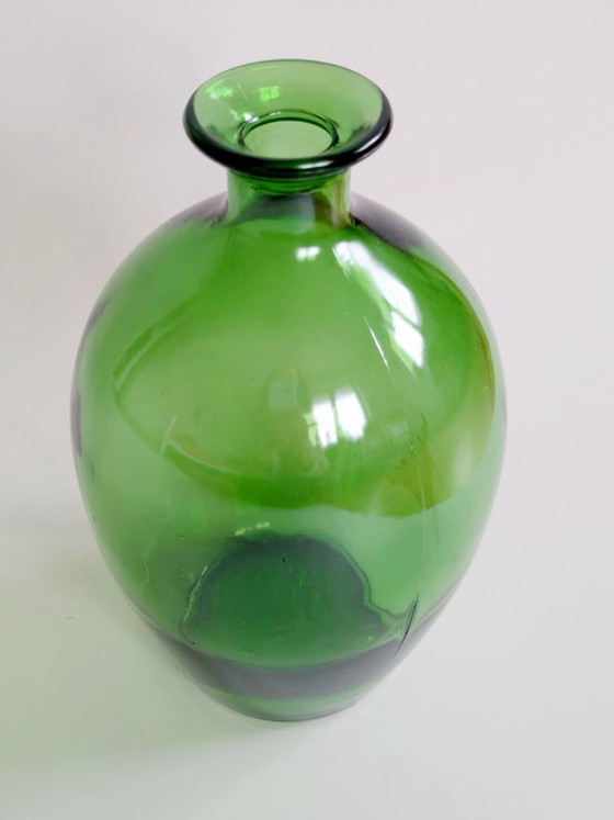 Image 1 of Vase bouteille en verre vert vintage, soufflé à la main, élément sculptural pour présenter un seul flacon.