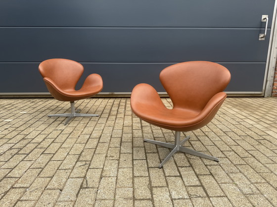 Image 1 of 2x Fritz Hansen Swan chair uit 1971 Cognac leder, NIEUWstaat!!