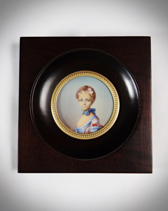 Image 1 of Ritratto in miniatura "La jeune fille au bal" di Perronneau dipinto a mano a guazzo del XIX secolo