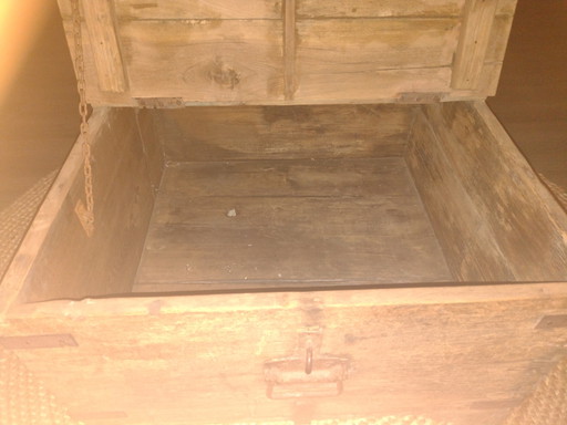 Une vieille table ayant appartenu à mon grand-père.