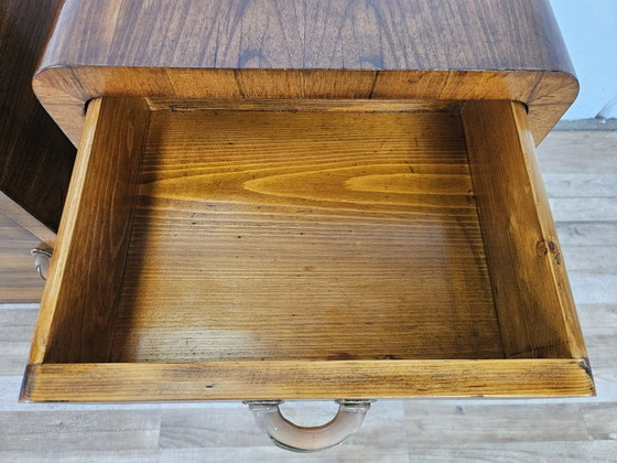 Image 1 of Mesitas de noche Art Déco de nogal con puerta y cajón