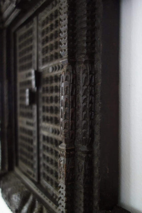 Image 1 of Antiek Newari-raam van gesneden hout, in Nepalese stijl.