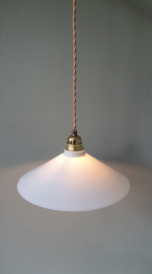 Lampada a sospensione vintage in vetro opalino, stile da banchiere o da calzolaio.