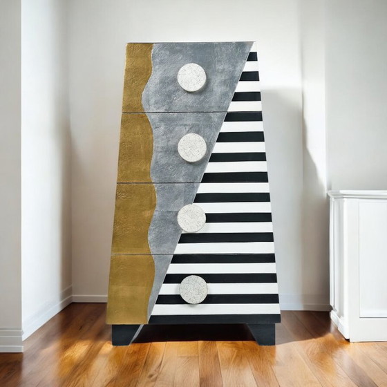 Image 1 of Lam Lee Memphis stijl piramide ladekast in zilver en goudfolie