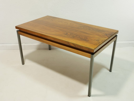 Image 1 of Vintage Couchtisch Nussbaum mit Glasplatte – Mid Century Sofatisch mit Stahlrohrbeinen, 1960er Jahre Coffee Table