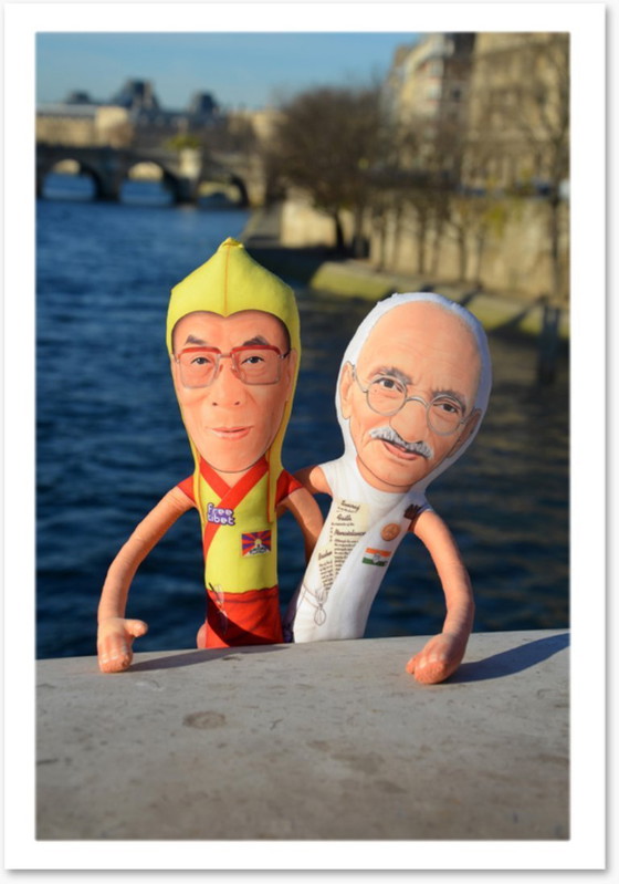 Image 1 of Cadeau van Mahatma Gandhi | Decoratie met Gandhi-beeldje | Kunstpop voor verzamelaars | Cadeau van een vredesactivist