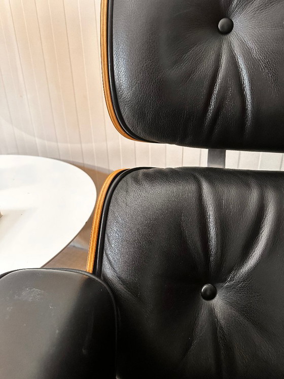Dos sillones Eames Lounge Chair originales de Vitra, versión New Dimensions – Cuero (photo 3 of 8)
