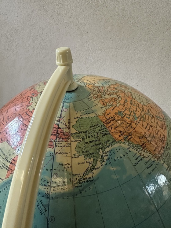 Image 1 of globe politique vintage