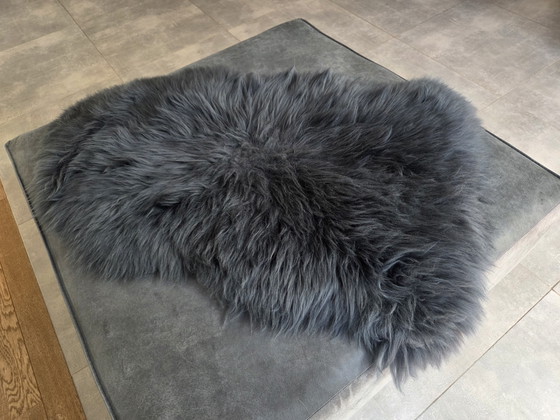 Image 1 of Grote leren poef/hocker in grijs/jeansblauw leder.