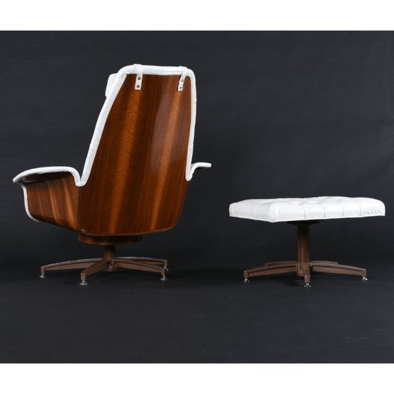 Image 1 of Silla giratoria e inclinable con capitoné blanco estilo George Mulhauser restaurada con otomana