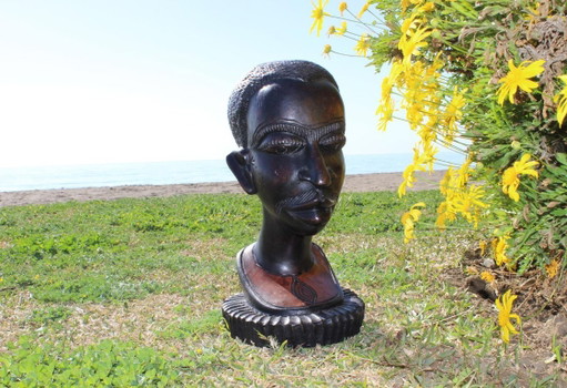 Buste en bois sculpté, marron foncé