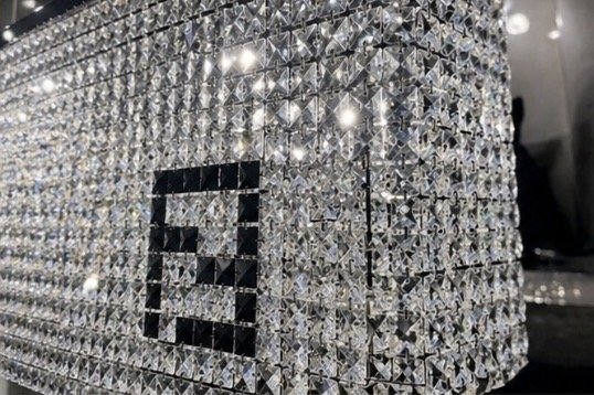 Image 1 of Fendi Casa kristallen kroonluchter – FF logo – exclusieve design hanglamp
