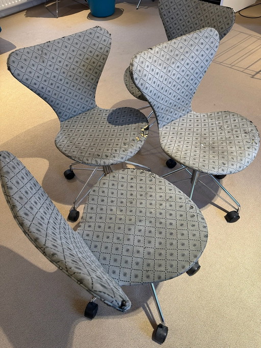 4 x Fritz Hansen Series 7 Chairs – Arne Jacobsen – Original Osborne & Little Fabric