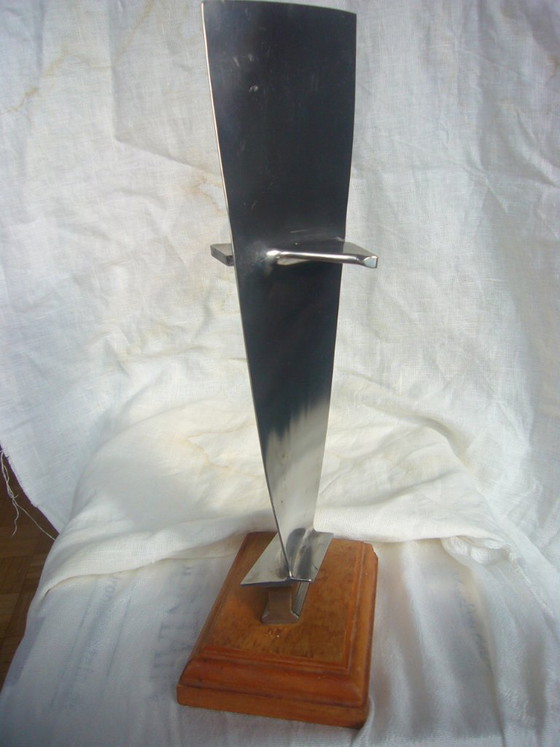 Objeto de titanio metálico, obra de arte, escultura hecha a partir de una pala de ventilador, pala de motor, (photo 4 of 11)